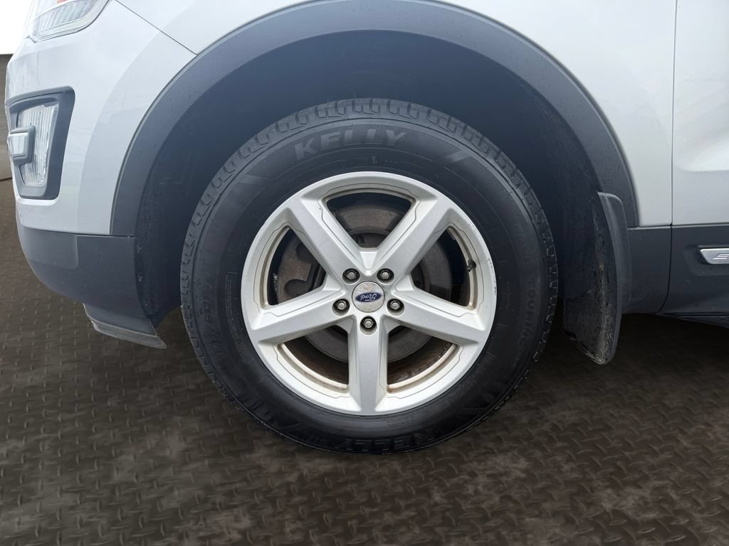 Used 2017 Ford Explorer XLT w/ Equipment Group 202A AWD/4WD image 9