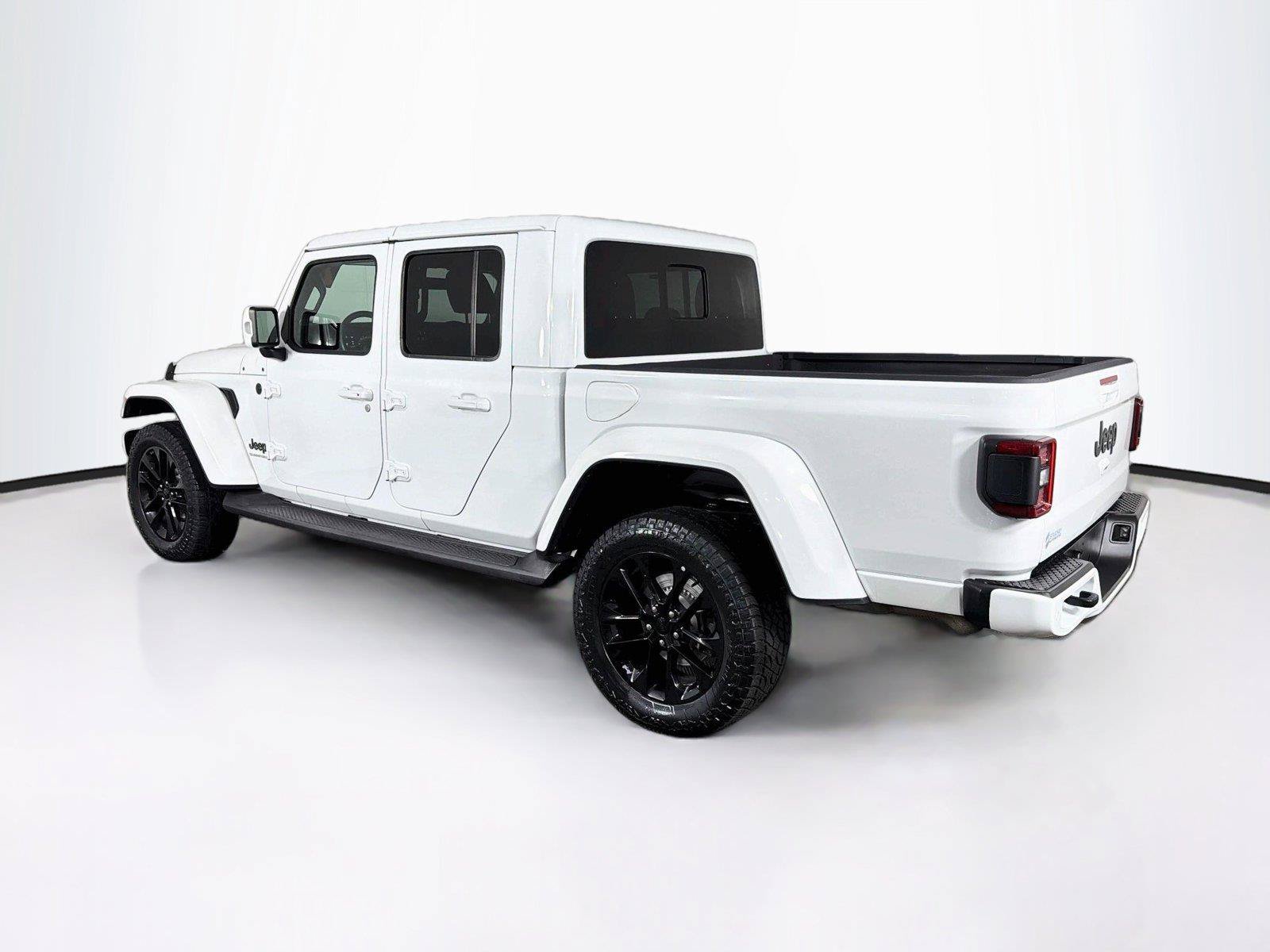 Used 2023 Jeep Gladiator Overland AWD/4WD image 9