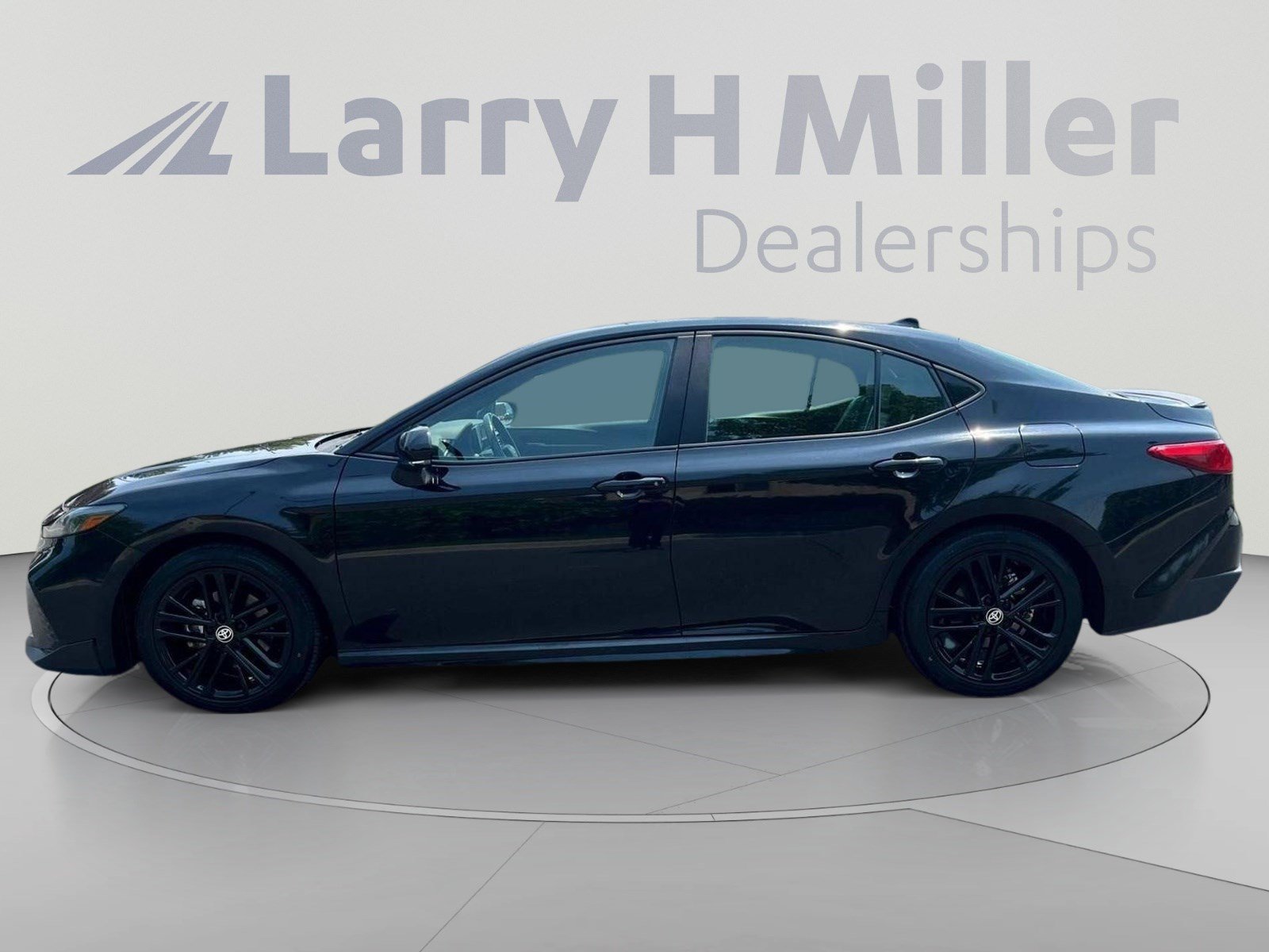 Used 2025 Toyota Camry SE FWD image 2