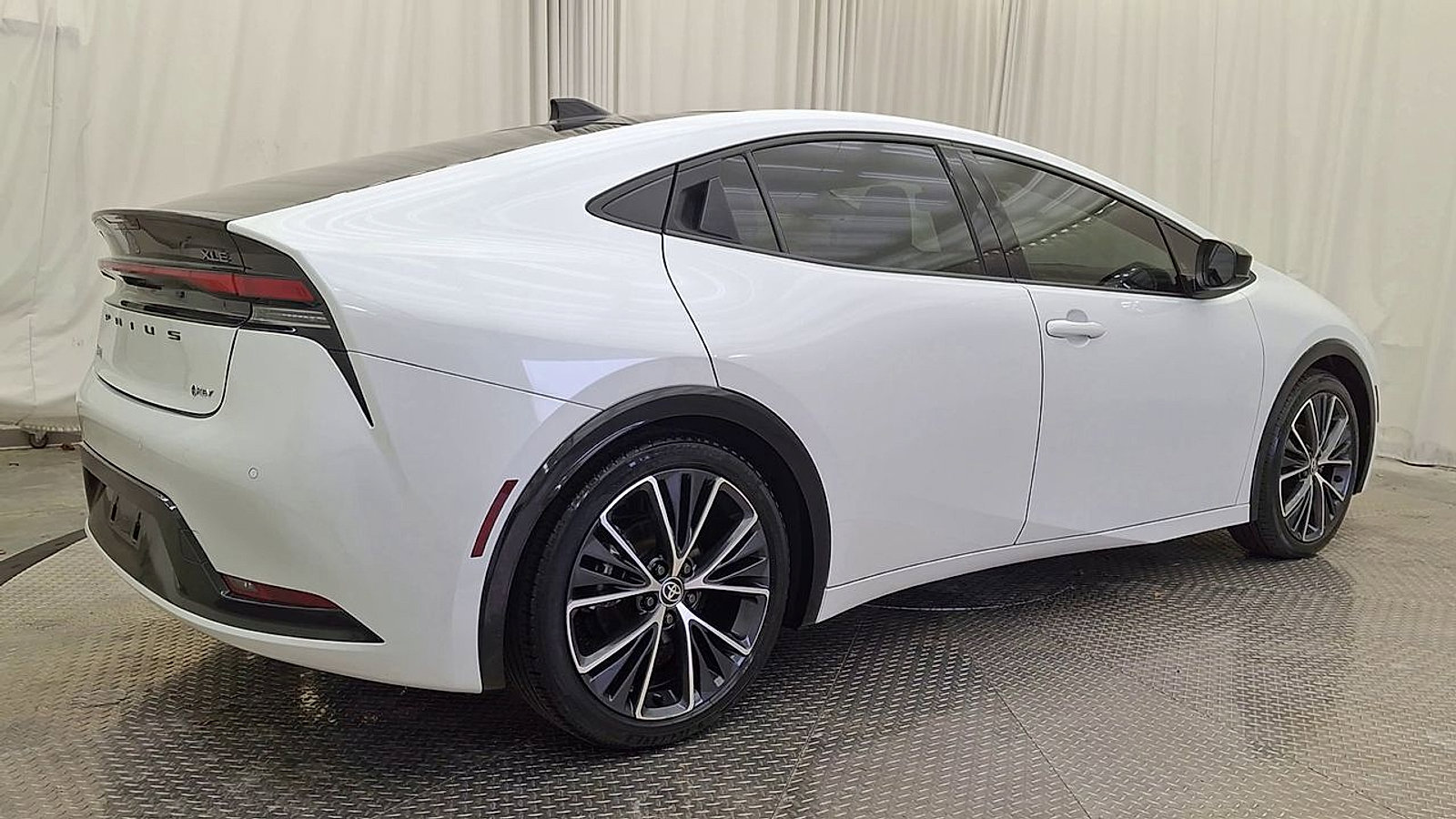 Used 2023 Toyota Prius XLE image 3