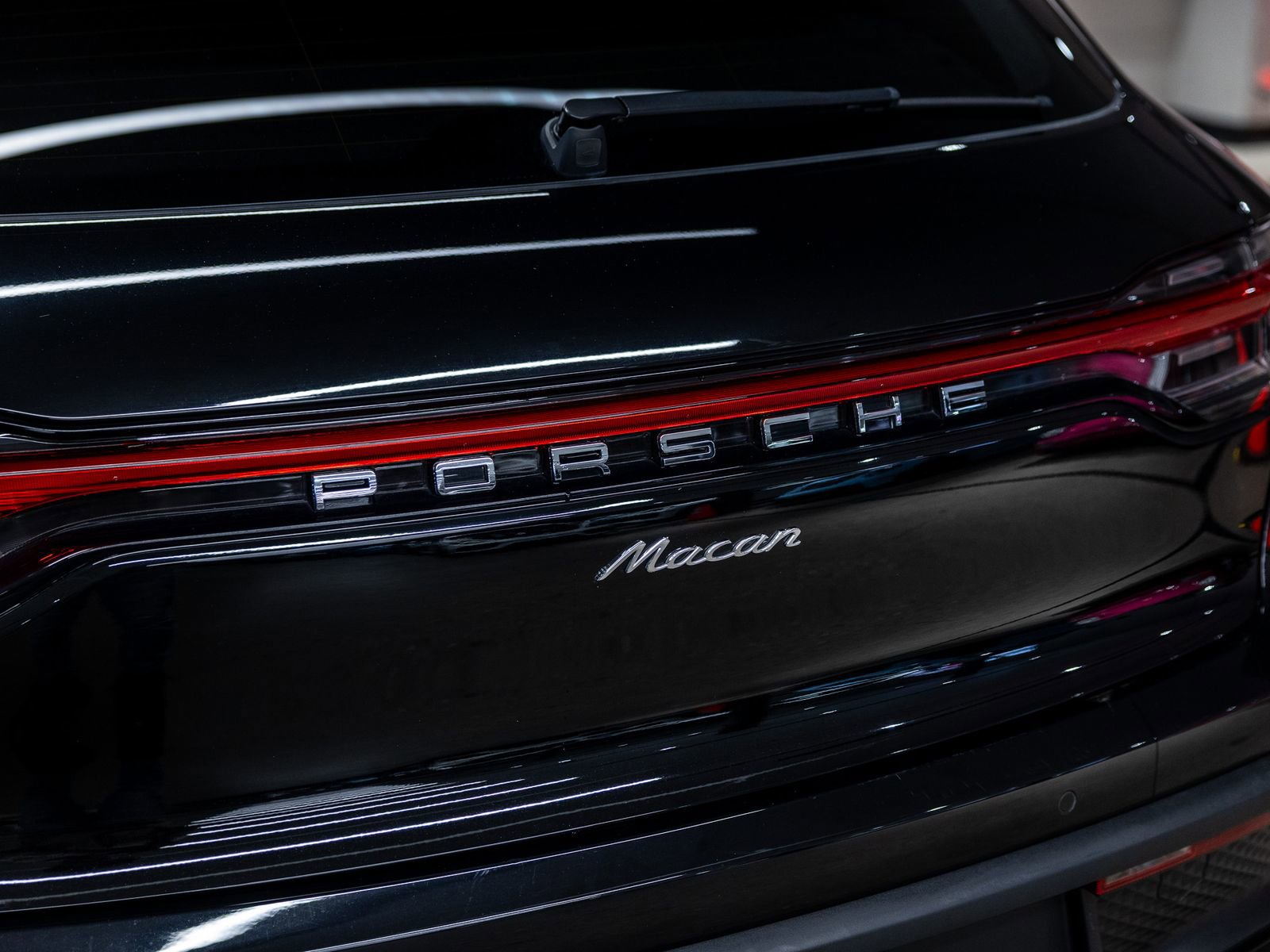Certified 2023 Porsche Macan AWD/4WD image 22