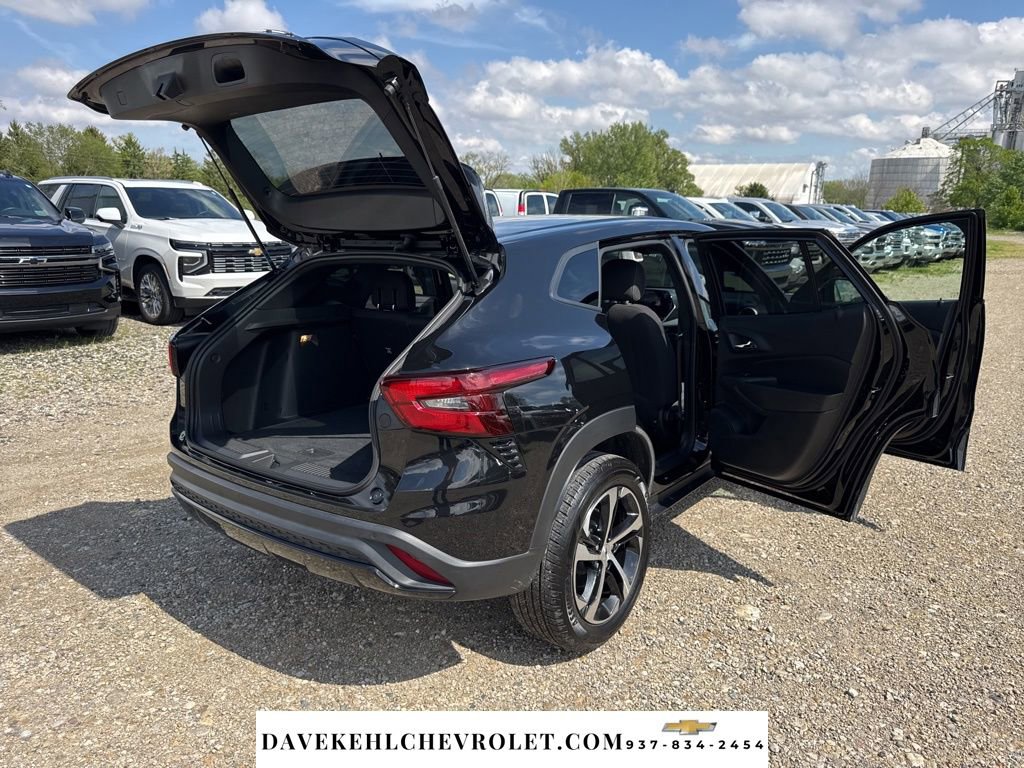 Used 2025 Chevrolet Trax RS w/ Sunroof Package FWD image 34