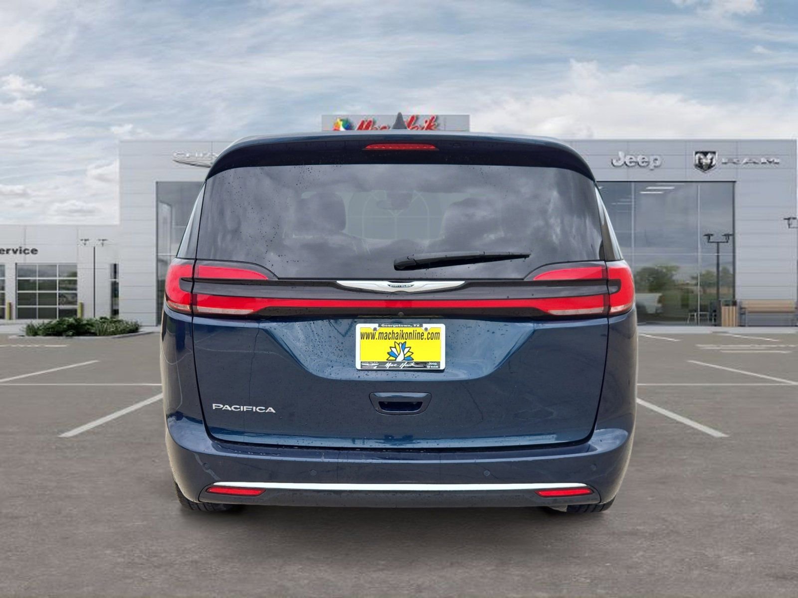 Used 2024 Chrysler Pacifica Touring-L FWD image 4