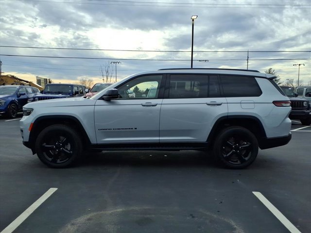 Used 2023 Jeep Grand Cherokee L Laredo image 4