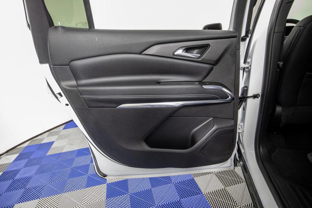 Used 2025 Chevrolet Traverse LT FWD image 17