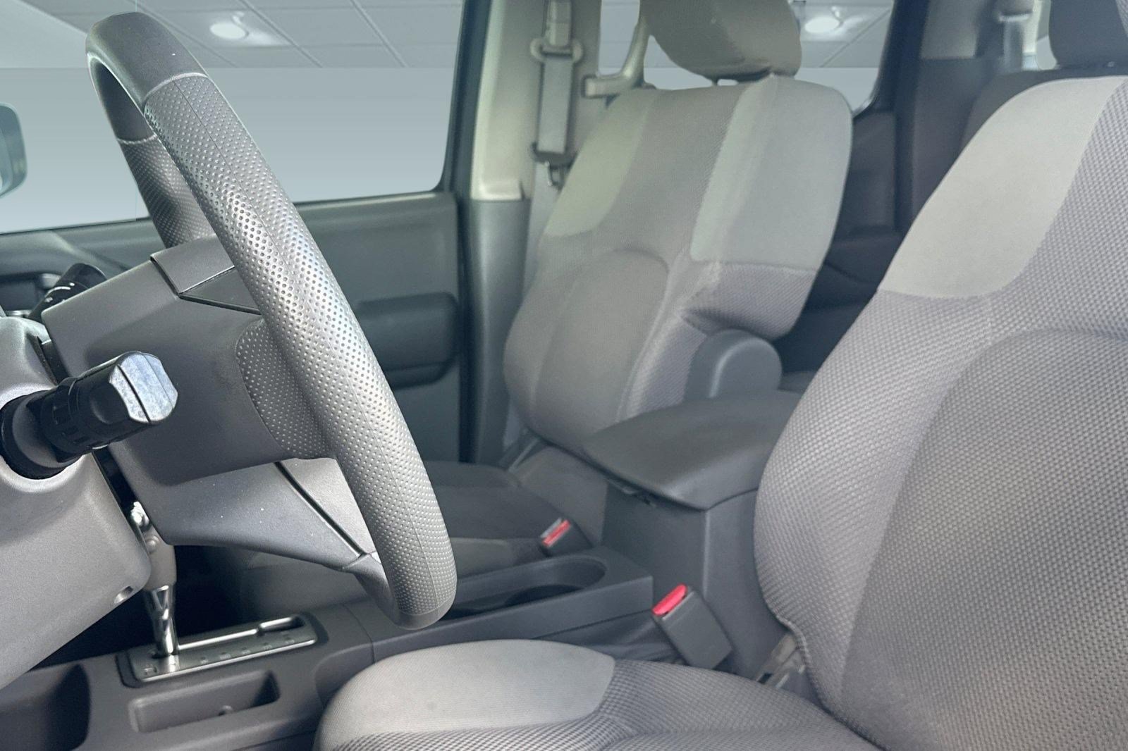 Used 2013 Nissan Frontier SV w/ SV Value Truck Pkg RWD image 5