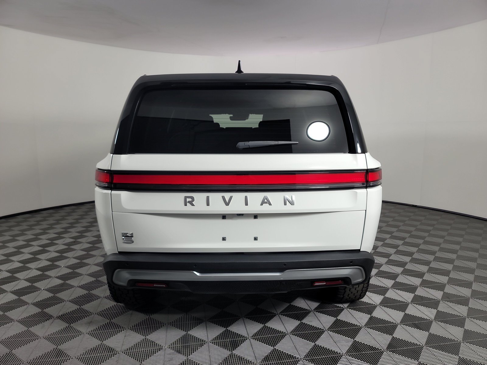 Used 2024 Rivian R1S Adventure AWD/4WD image 4