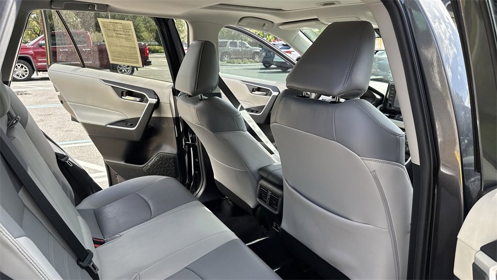 Used 2021 Toyota RAV4 XLE Premium image 34