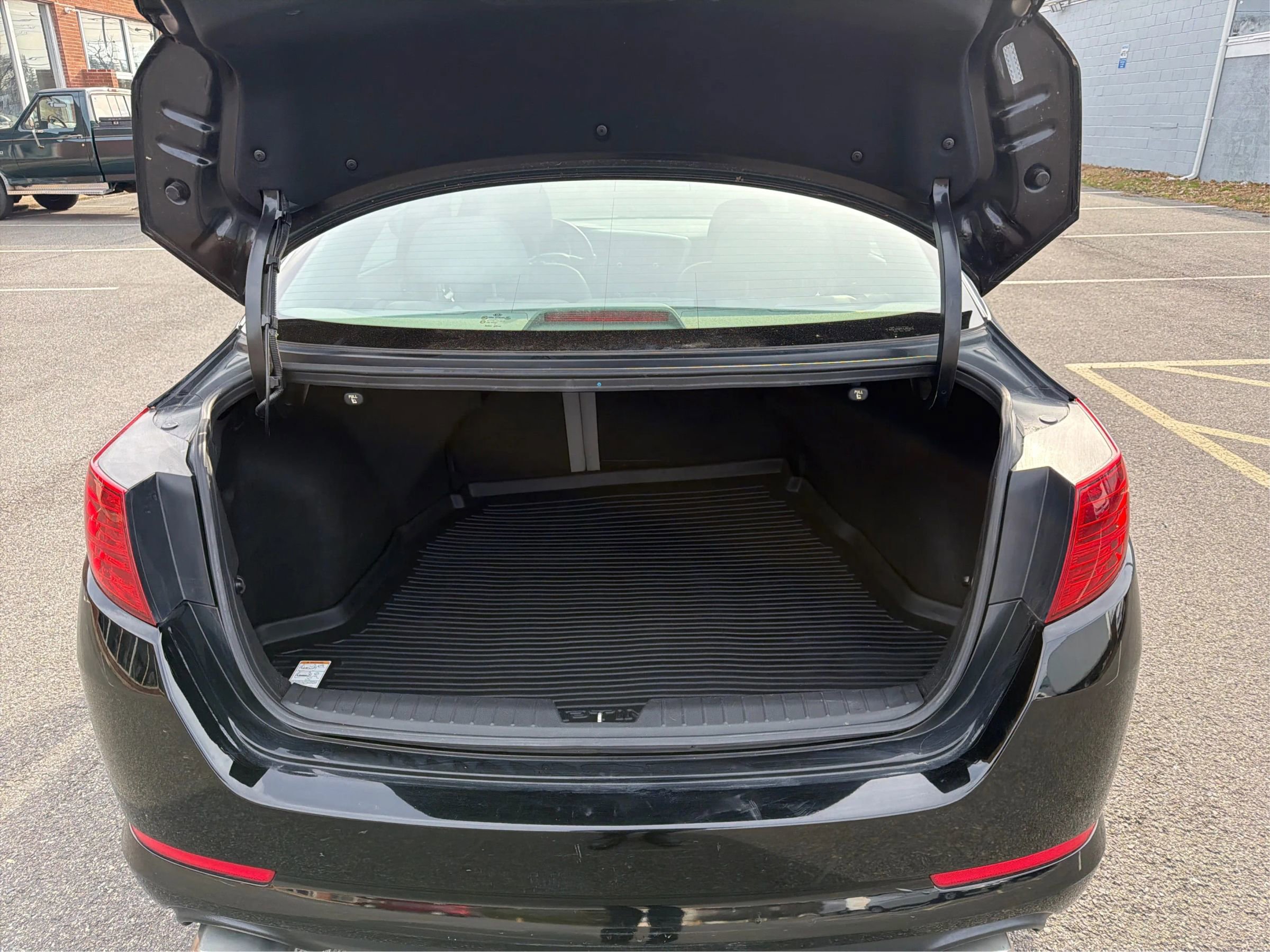 Used 2011 Kia Optima LX w/ Convenience Pkg image 16