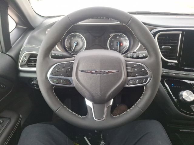New 2026 Chrysler Pacifica Select image 14