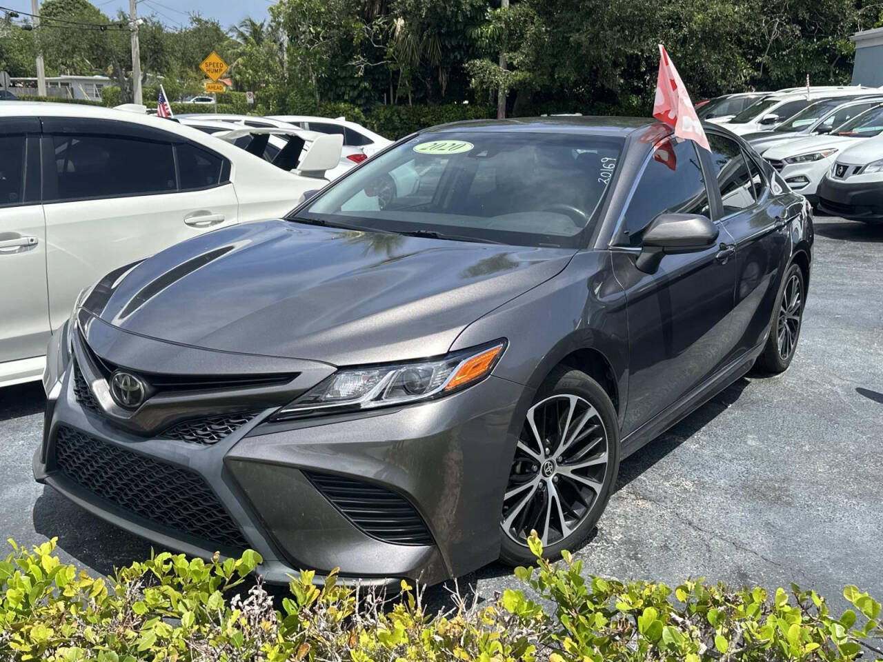 Used 2020 Toyota Camry SE FWD image 3