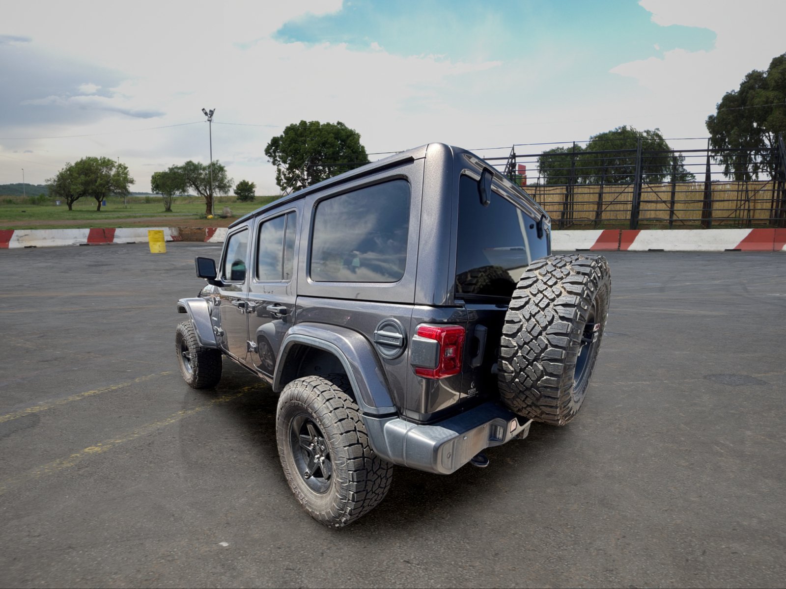 Used 2018 Jeep Wrangler Unlimited Sahara AWD/4WD image 4
