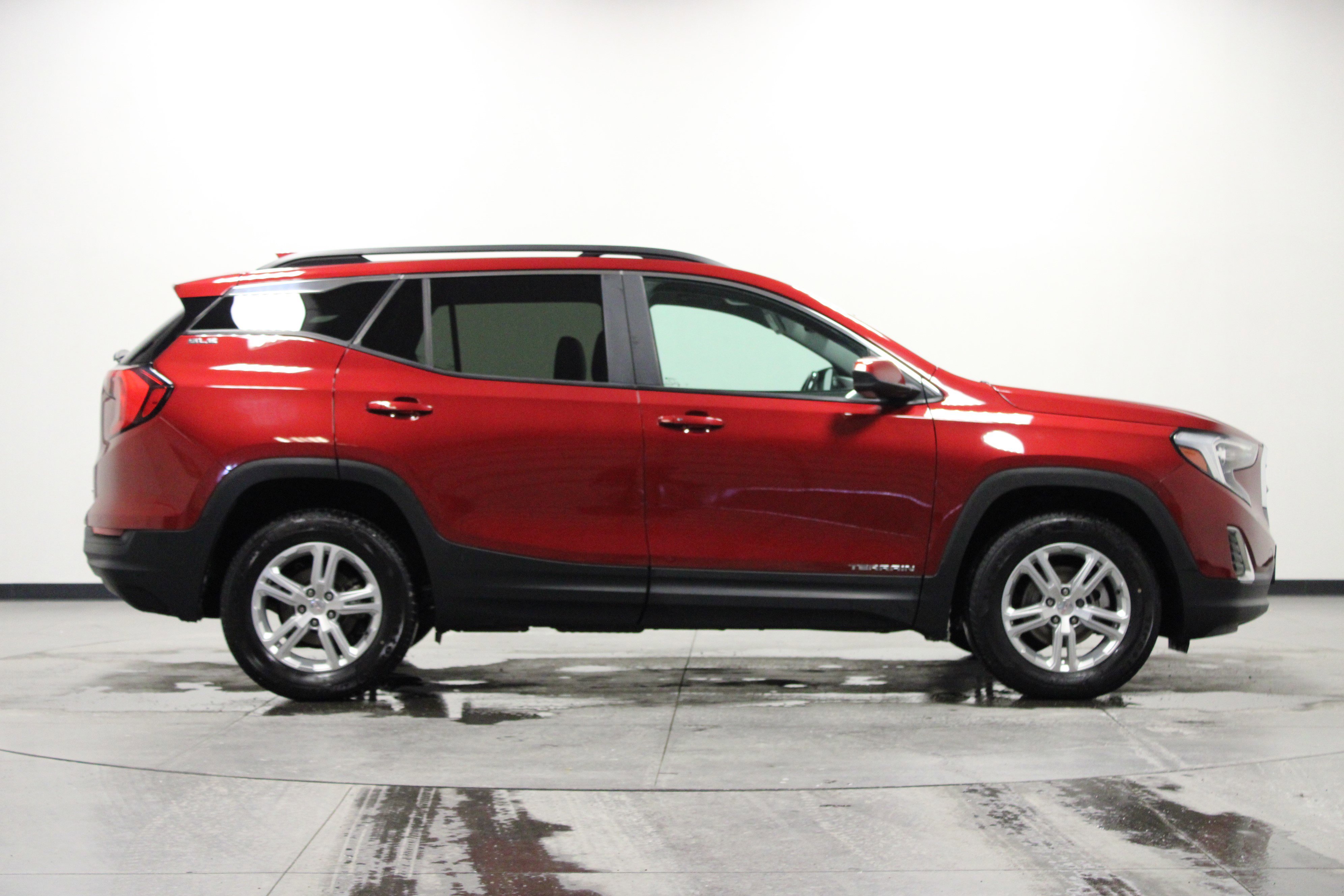 Used 2021 GMC Terrain SLE w/ Driver Convenience Package image 3
