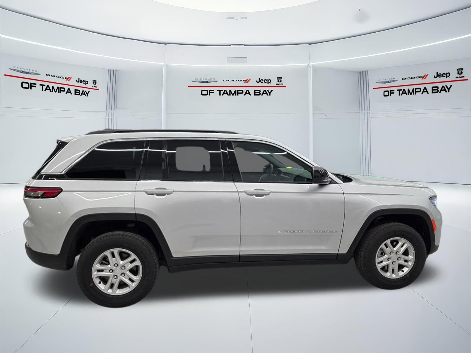 New 2025 Jeep Grand Cherokee Laredo w/ Luxury Tech Group I RWD image 7
