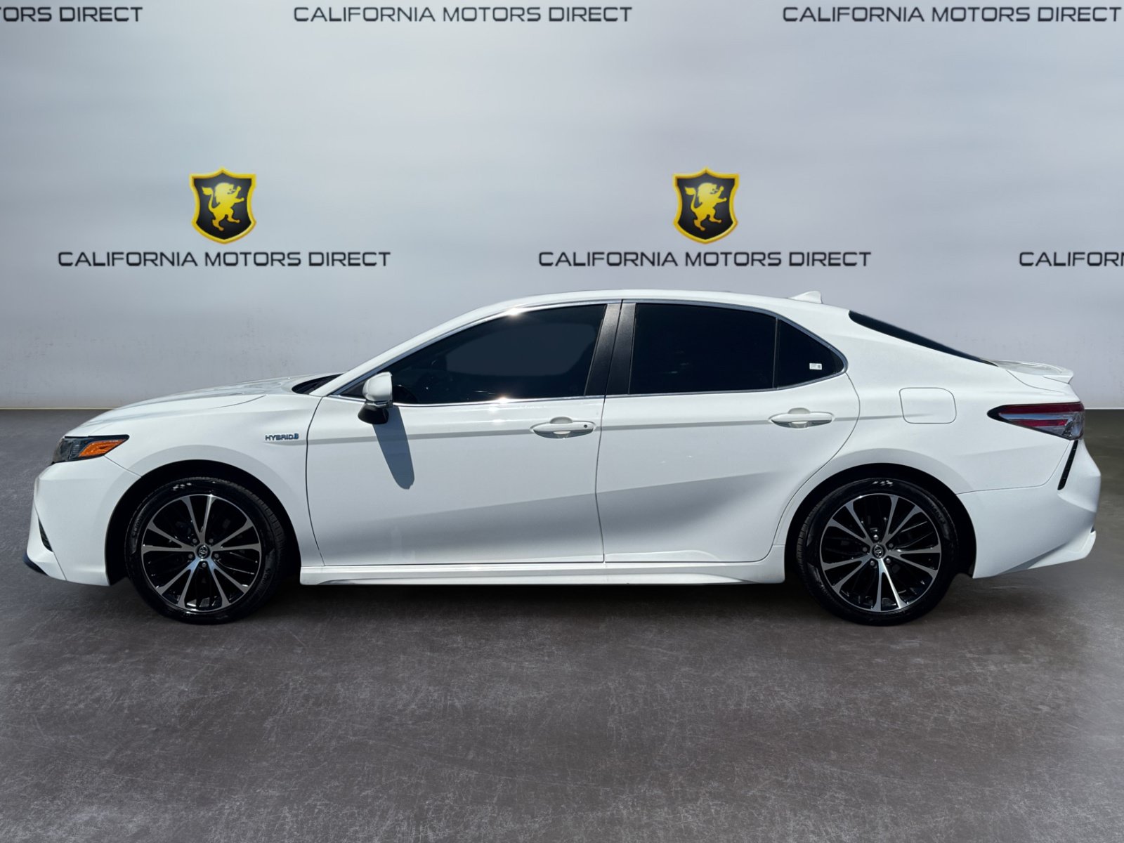 Used 2020 Toyota Camry SE w/ Sunroof Package FWD image 2