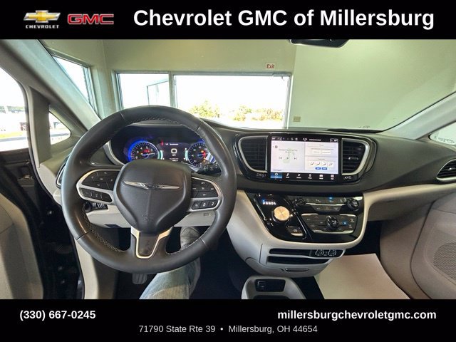 Used 2023 Chrysler Pacifica Touring-L FWD image 18
