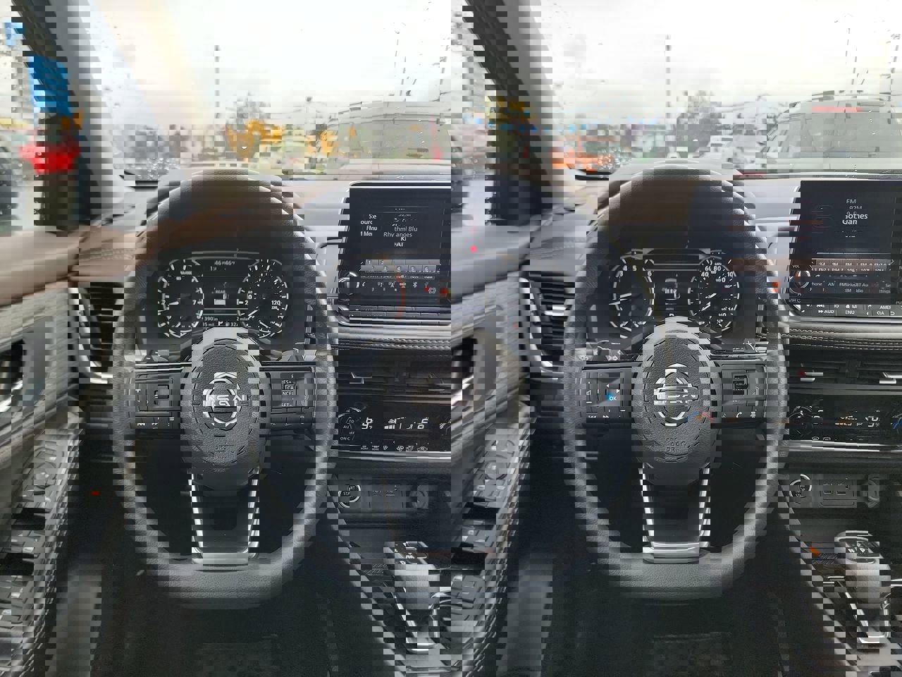 Used 2023 Nissan Rogue SV image 14