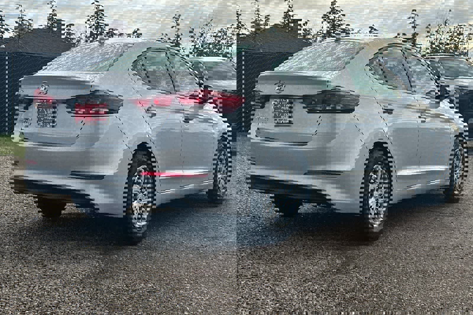 Used 2017 Hyundai Elantra SE image 3