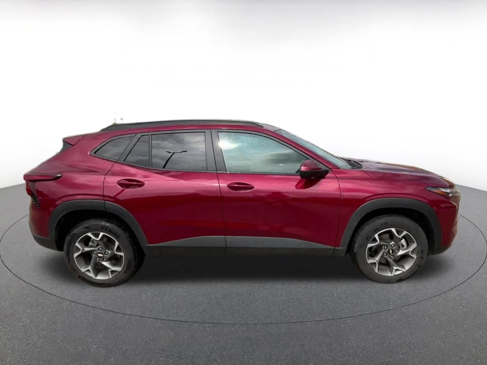 Used 2025 Chevrolet Trax LT FWD image 16