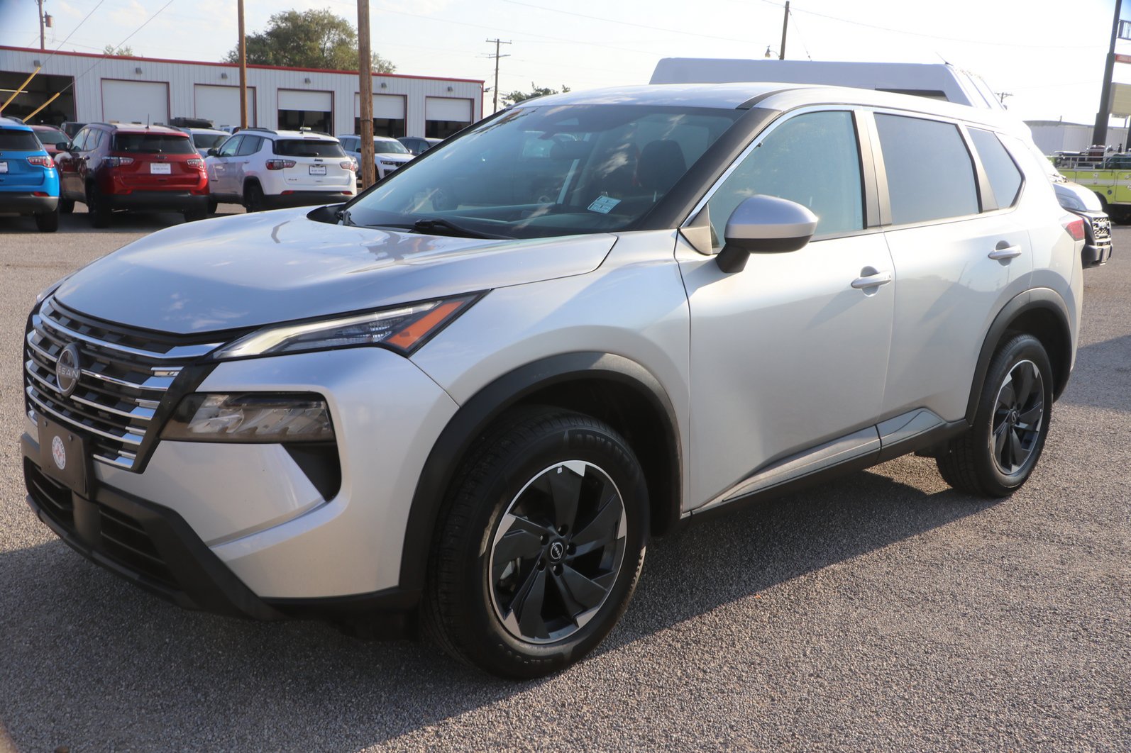 Used 2024 Nissan Rogue SV AWD/4WD image 3