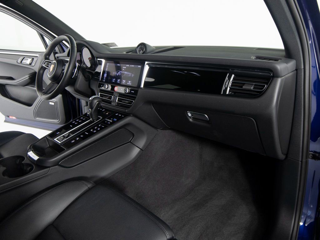 Used 2025 Porsche Macan image 27