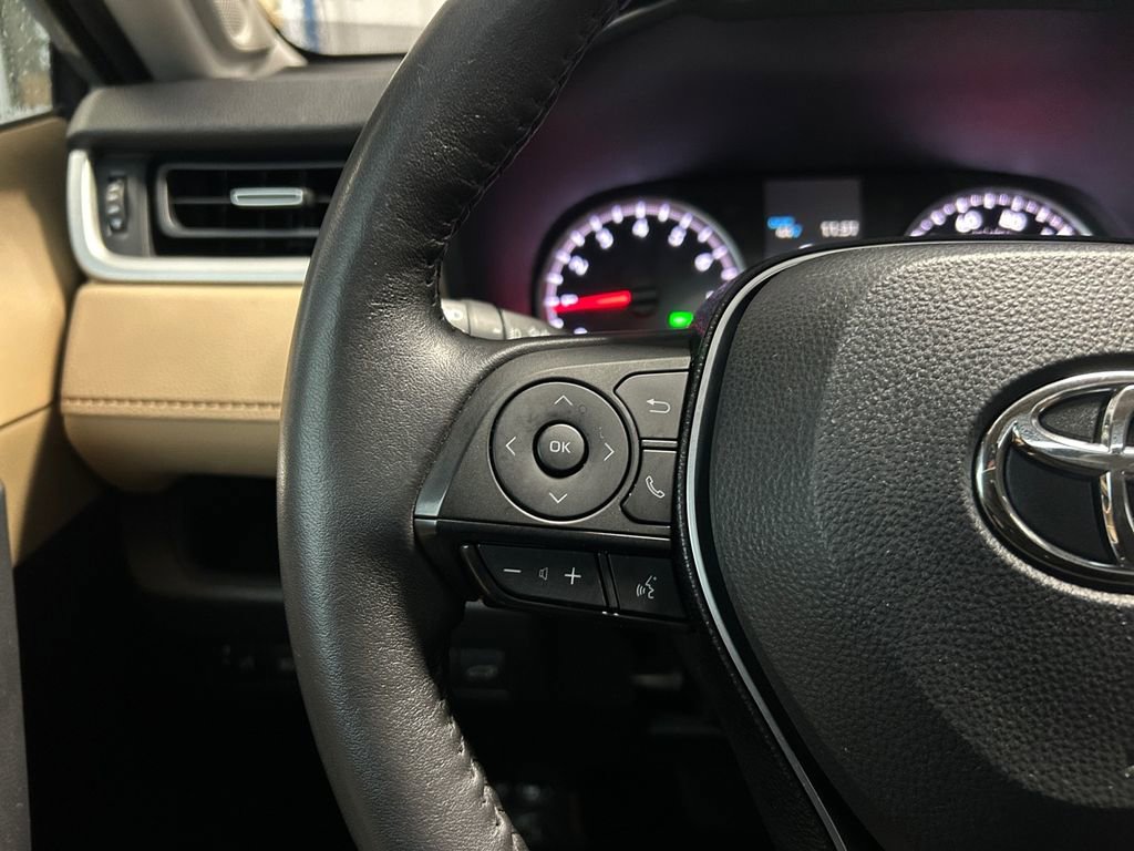 Used 2020 Toyota RAV4 XLE Premium image 18