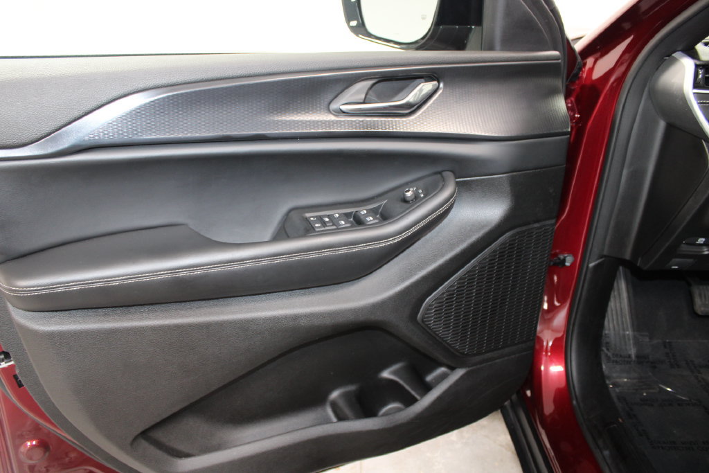 Used 2025 Jeep Grand Cherokee Altitude AWD/4WD image 17