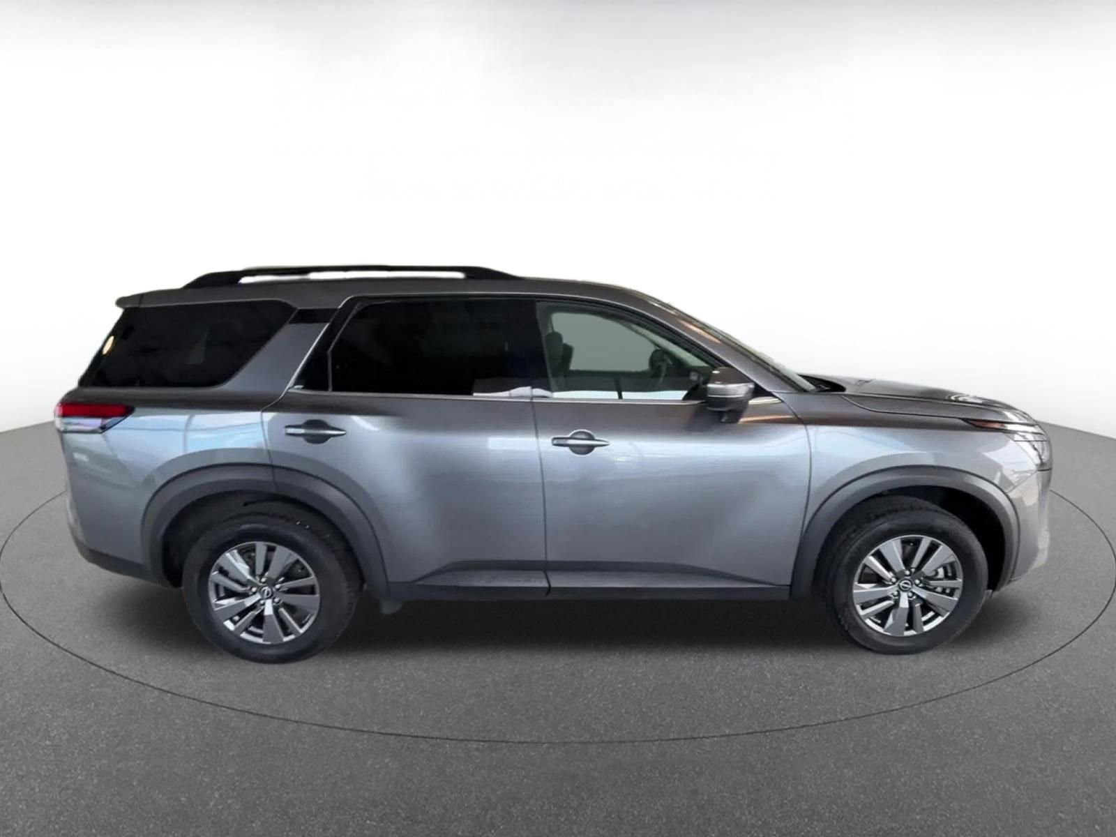 Used 2025 Nissan Pathfinder SV image 16