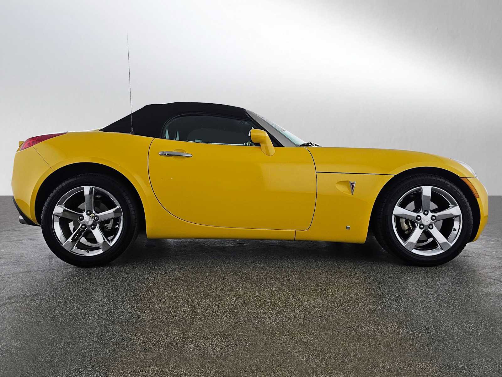Used 2008 Pontiac Solstice GXP w/ Premium Package image 2