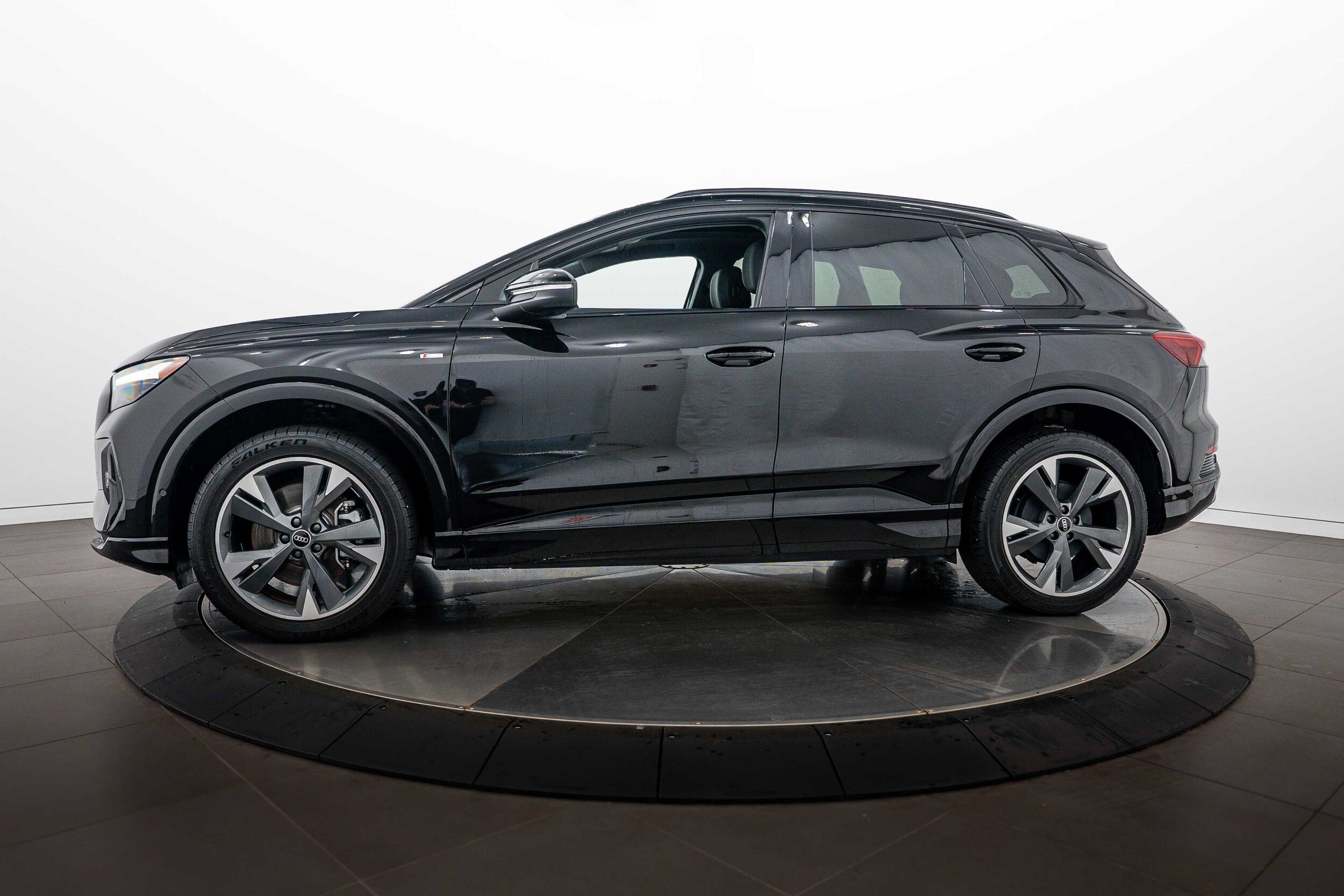 Certified 2023 Audi Q4 e-tron Premium Plus w/ Premium Plus AWD/4WD image 6