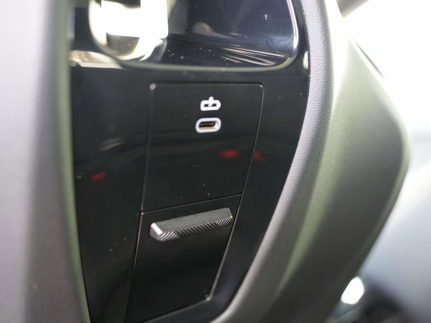 Used 2025 BMW iX xDrive50 w/ Convenience Package image 11