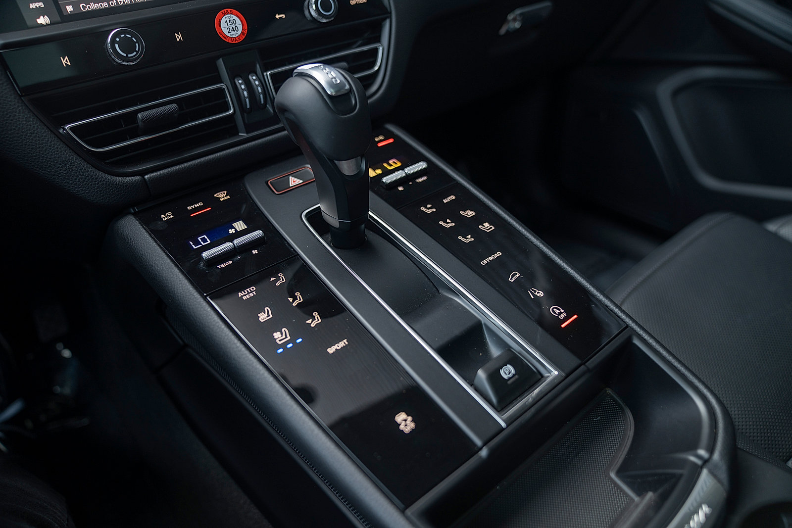 Certified 2025 Porsche Macan AWD/4WD image 14