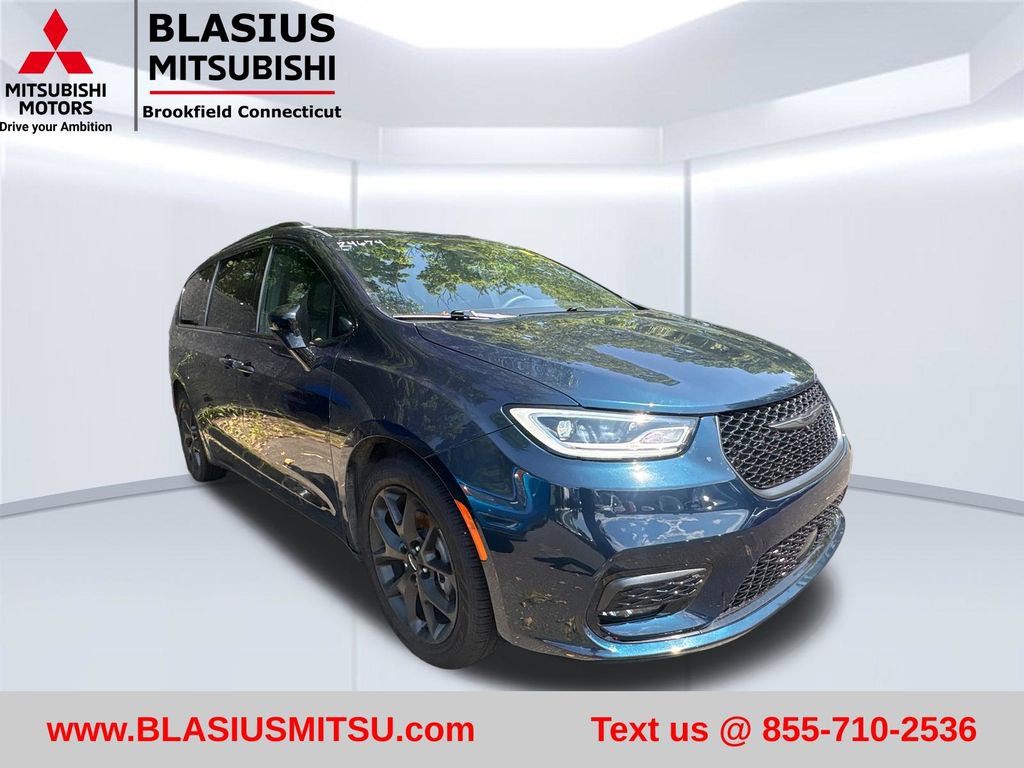 Used 2023 Chrysler Pacifica Limited w/ S Appearance Package FWD image 6