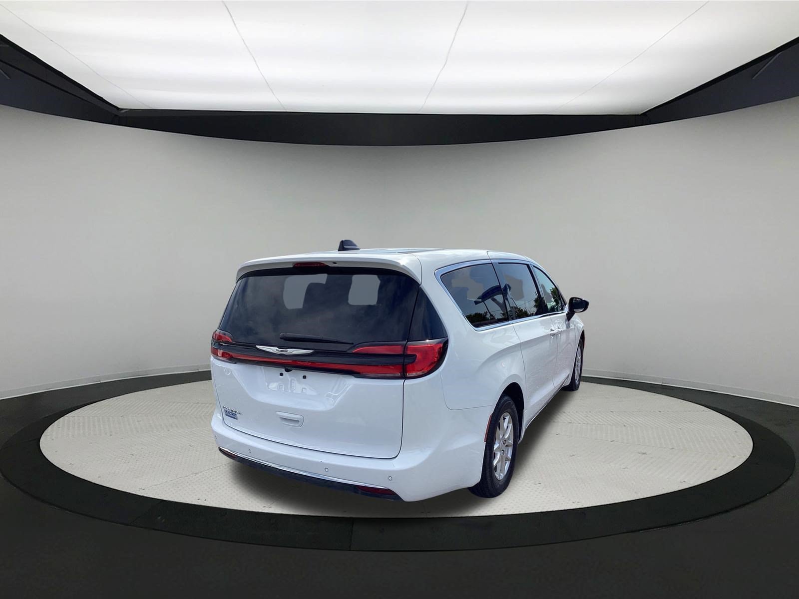 Used 2026 Chrysler Pacifica Select FWD image 8
