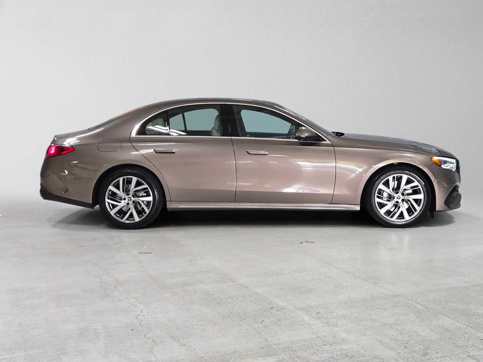 New 2027 Mercedes-Benz E 350 4MATIC Sedan image 2