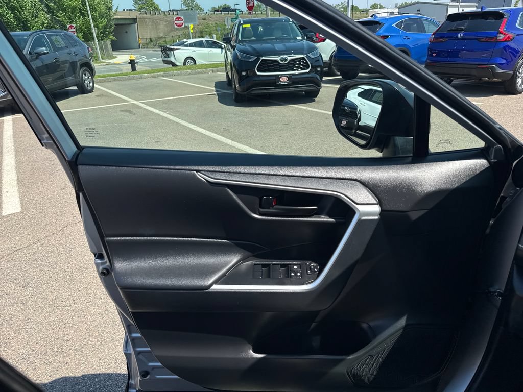 Used 2023 Toyota RAV4 LE AWD/4WD image 32