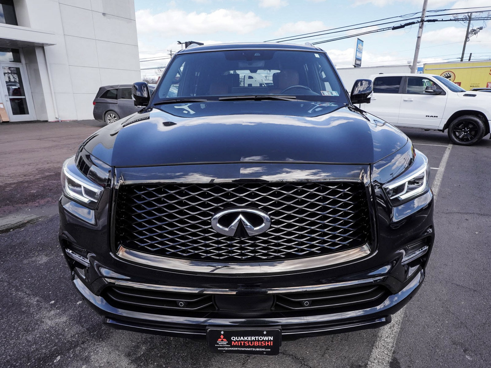 Used 2024 INFINITI QX80 Sensory AWD/4WD image 2