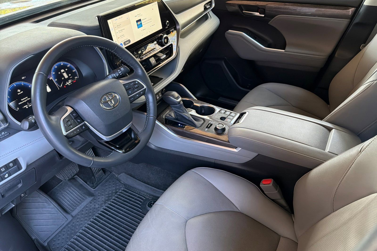 Used 2023 Toyota Highlander Limited image 10