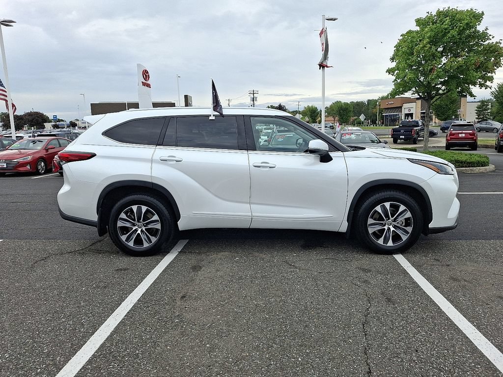 Used 2022 Toyota Highlander XLE AWD/4WD image 7