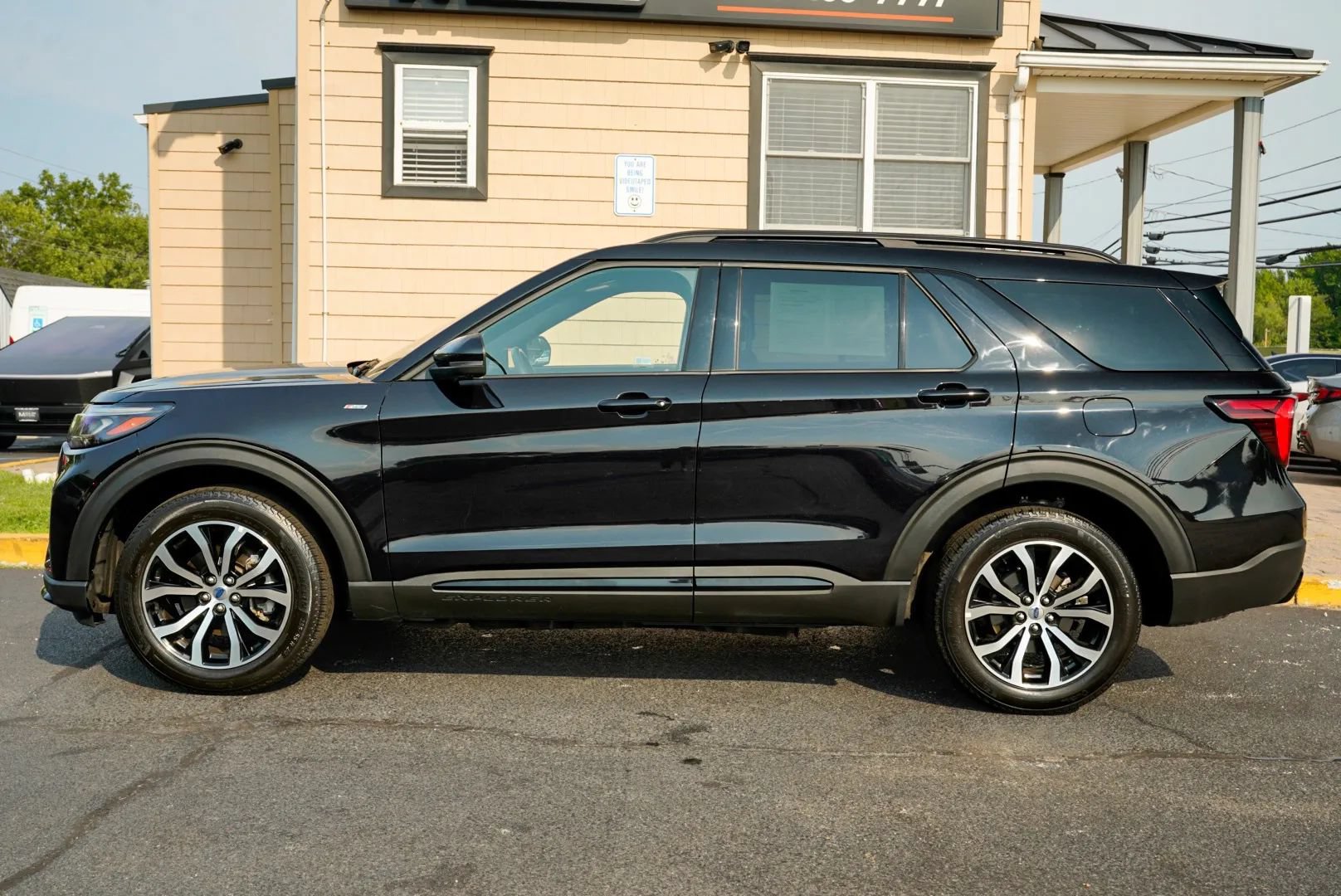 Used 2025 Ford Explorer ST-Line AWD/4WD image 8