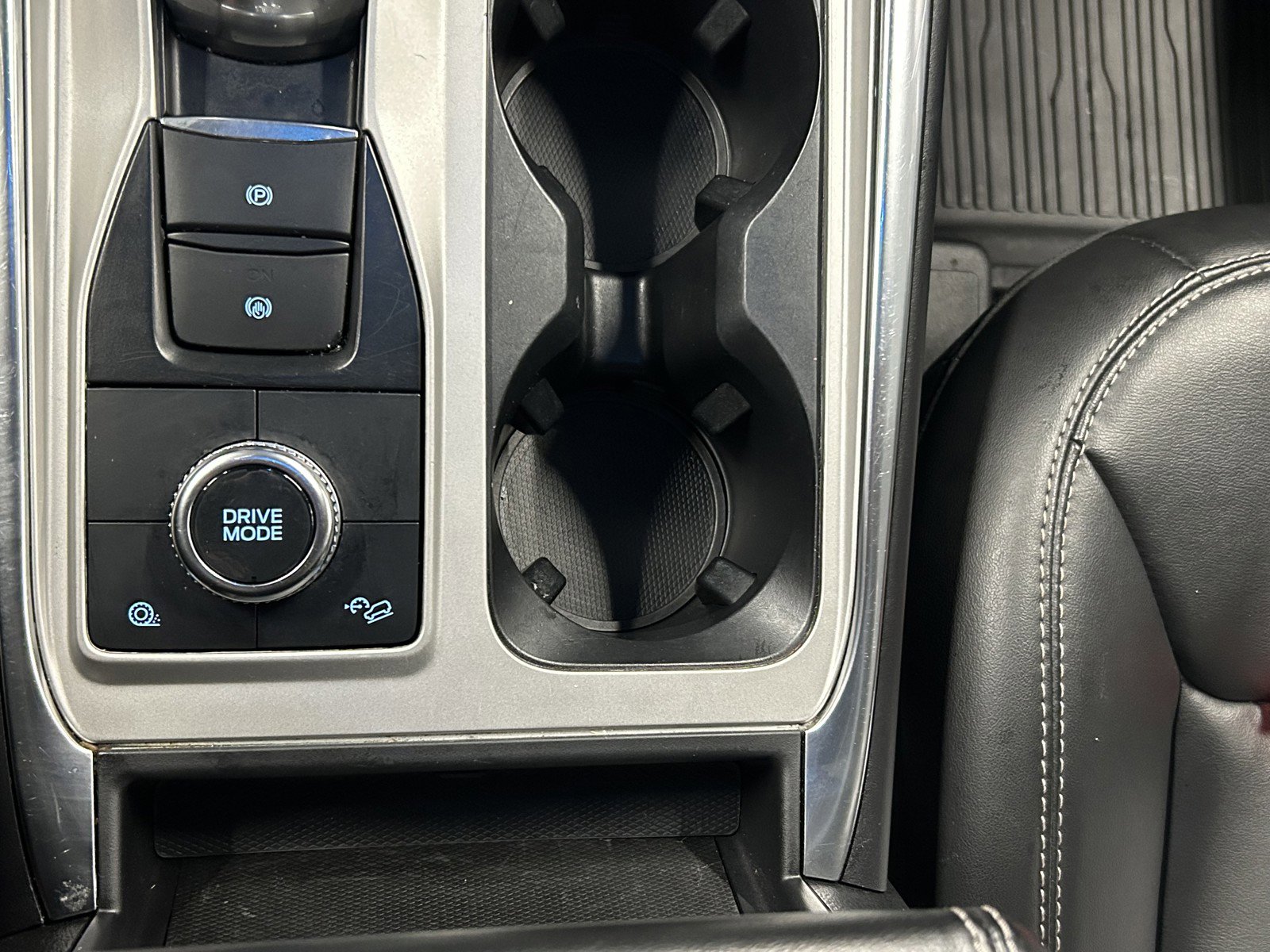 Used 2022 Ford Explorer XLT w/ Equipment Group 202A image 34