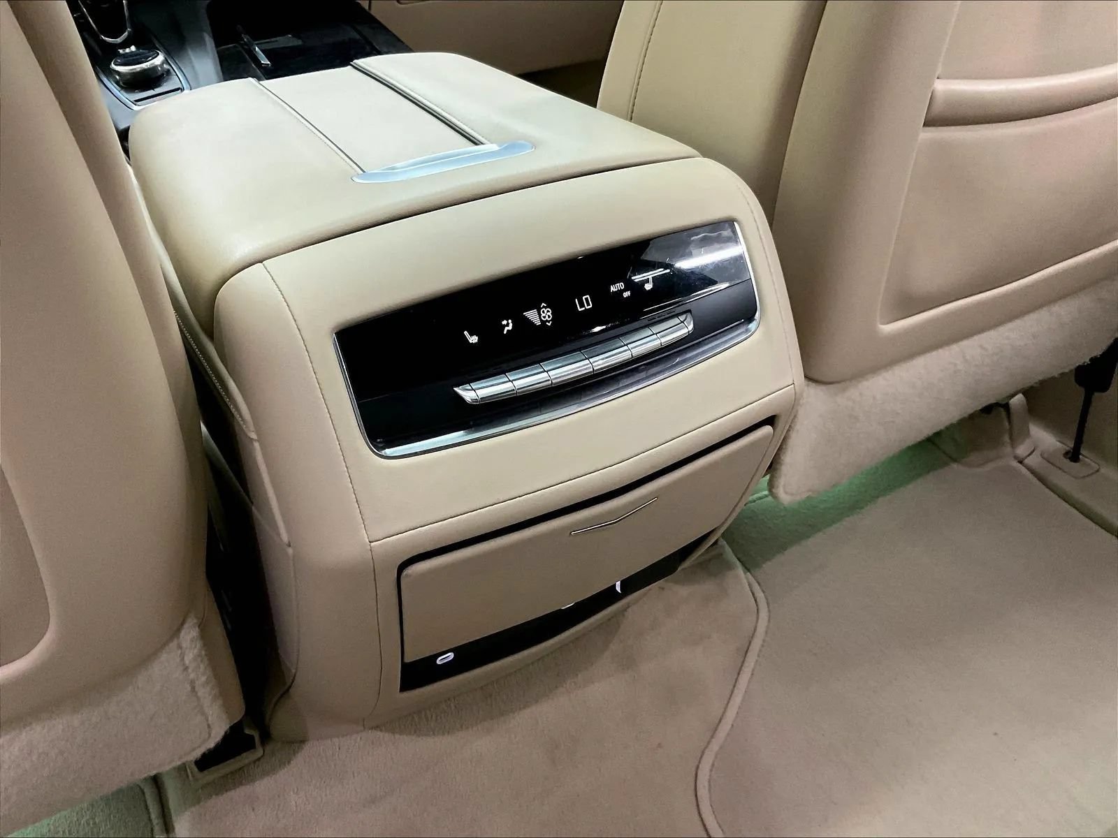Used 2023 Cadillac Escalade ESV Premium Luxury w/ Performance Package AWD/4WD image 20