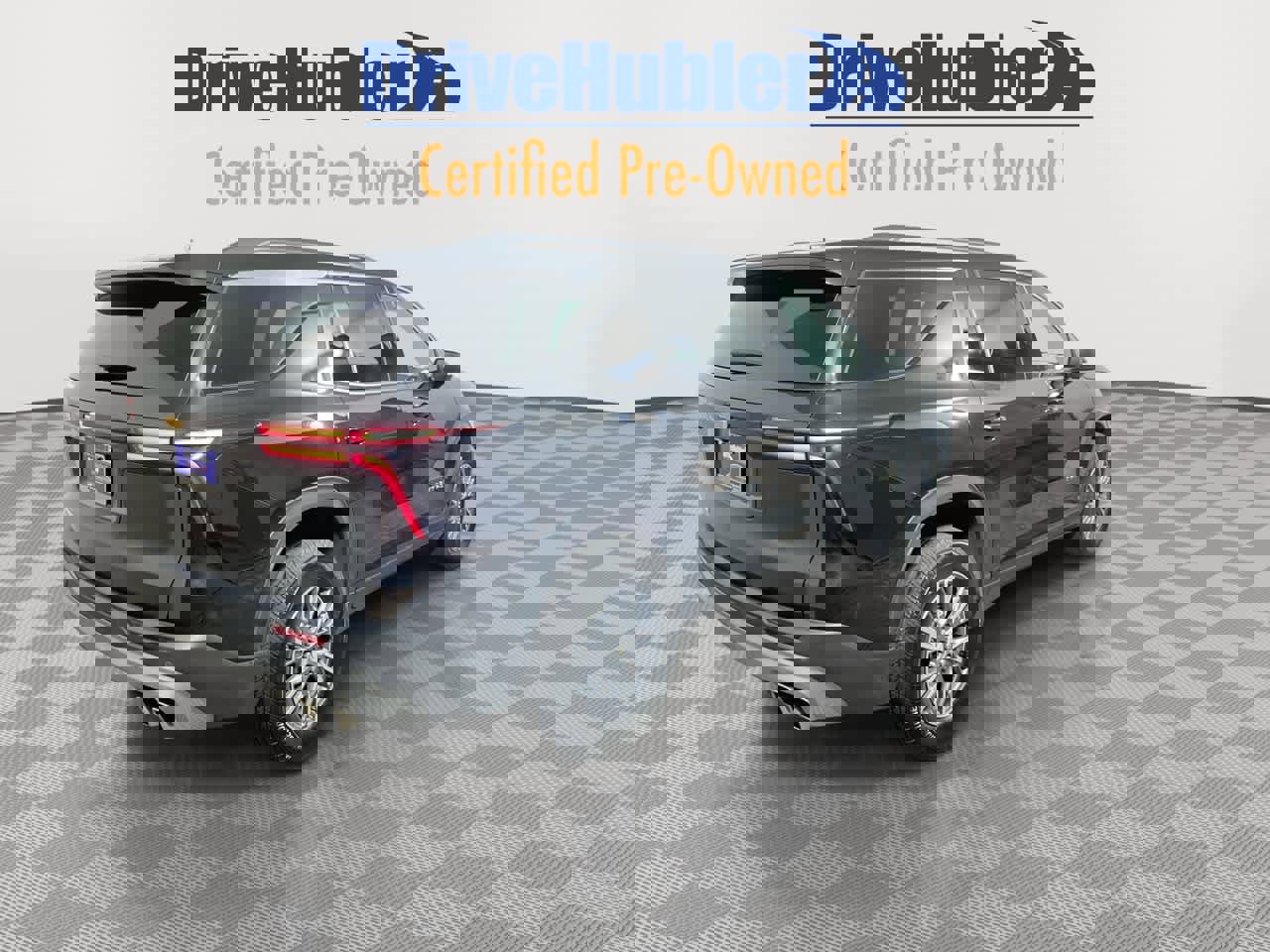 Used 2025 Chevrolet Traverse LT image 2