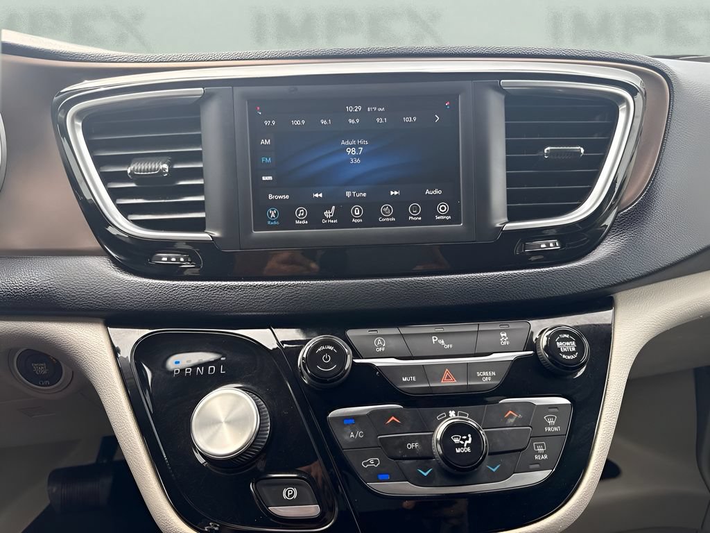 Used 2021 Chrysler Voyager Lxi w/ Cold Weather Group FWD image 9