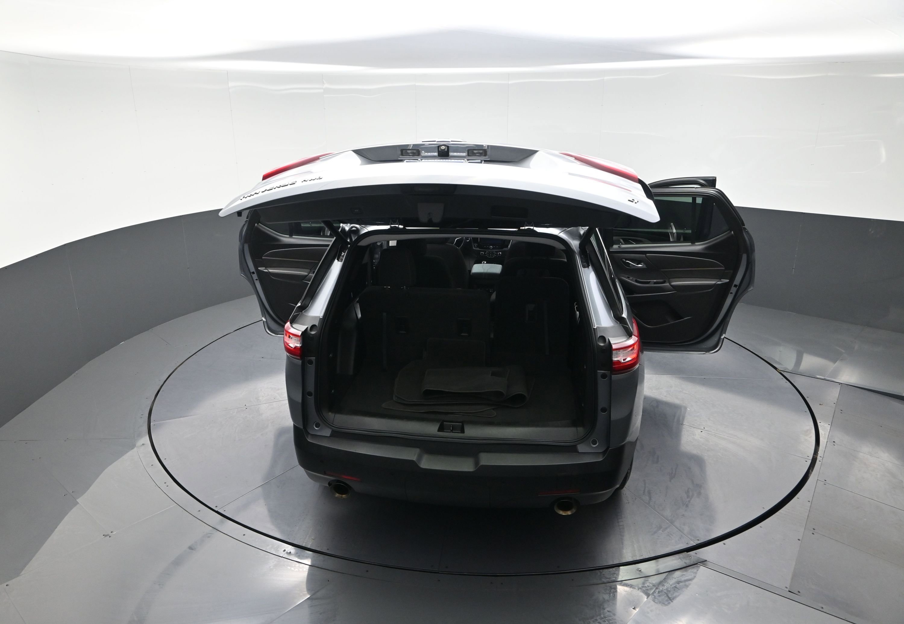 Used 2020 Chevrolet Traverse LT w/ LPO, Black Accent Package image 13