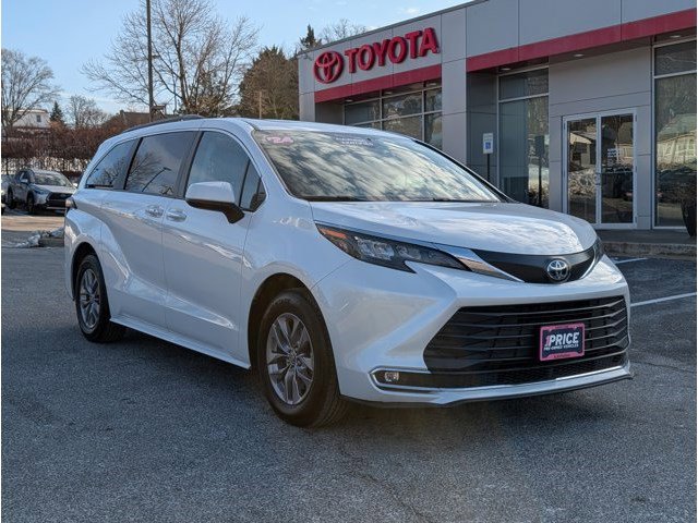 Used 2024 Toyota Sienna XLE image 1