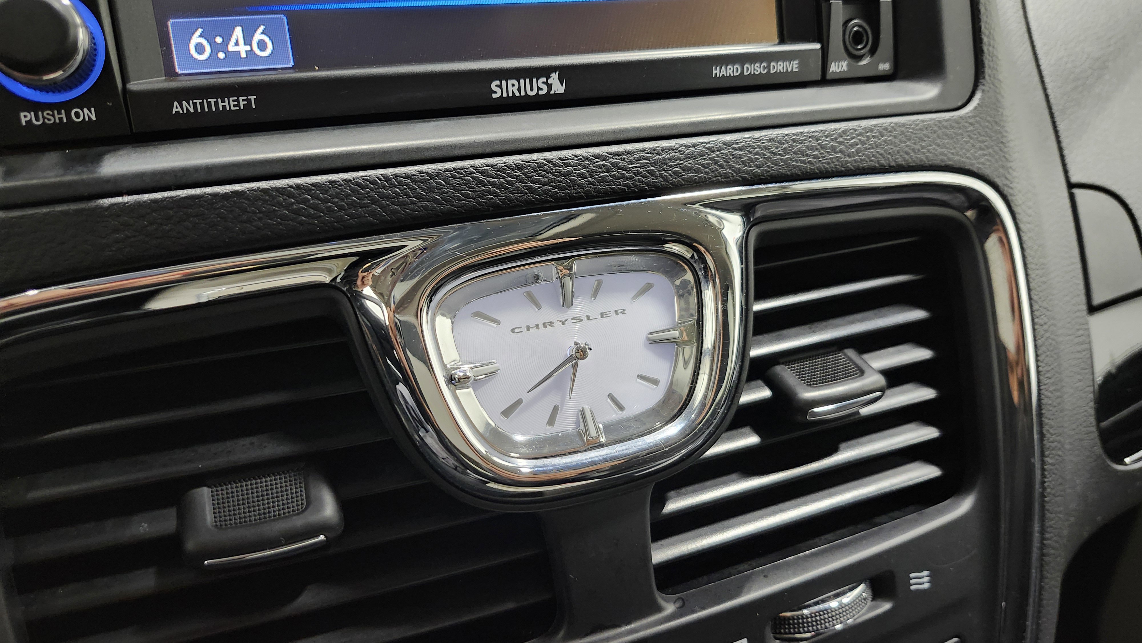 Used 2014 Chrysler Town & Country Touring-L image 32