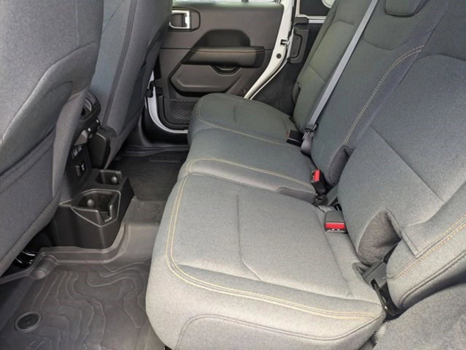 Used 2024 Jeep Wrangler Unlimited Sahara AWD/4WD image 19