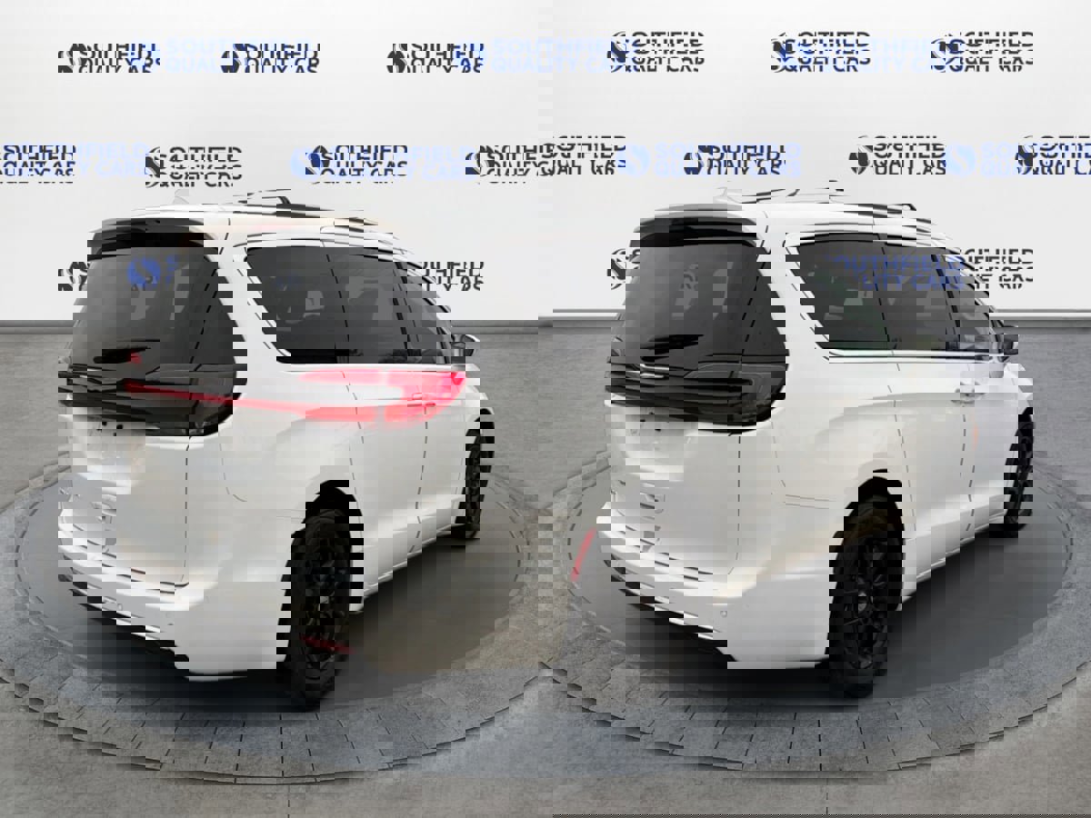 Used 2021 Chrysler Pacifica Touring-L image 7