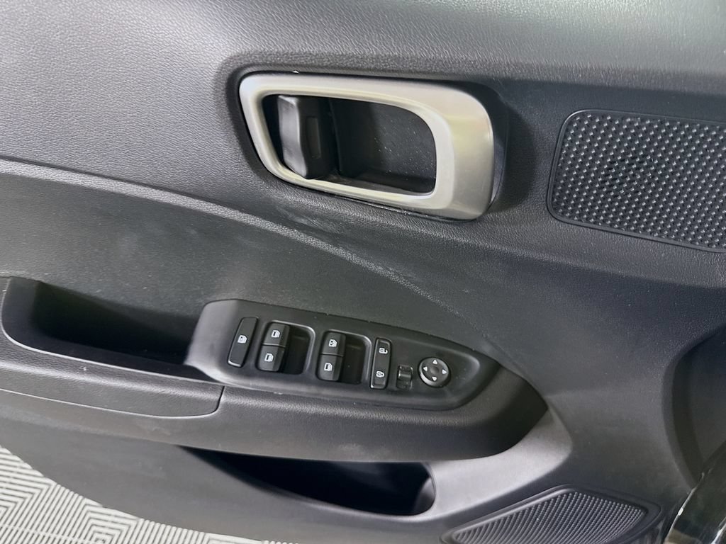 Certified 2021 Hyundai Venue SEL FWD image 22